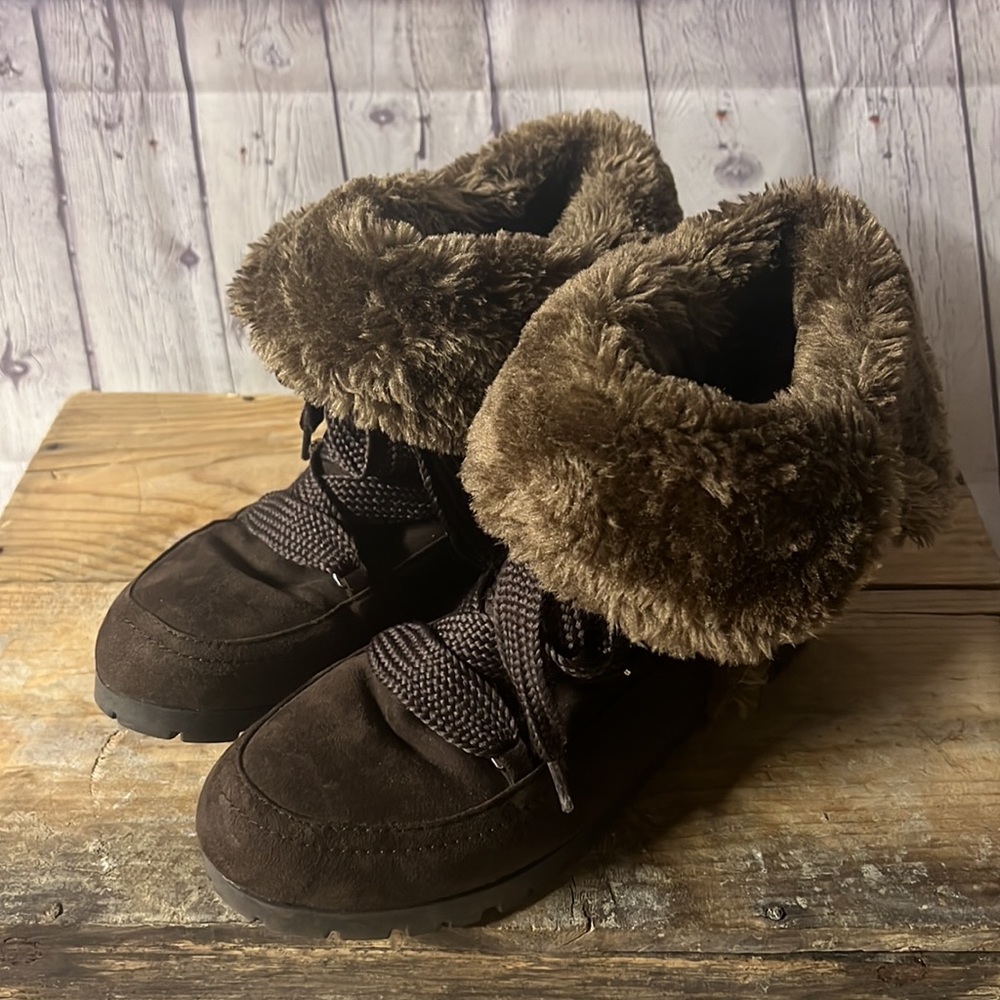 Ladies Indigo Rd faux fur brown lace up bootie. Very good condition. Sue…